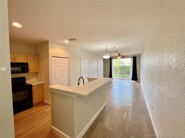 8254 Prestige Commons Dr, Tamarac FL 33321 - Tamarac, FL - Photo 2