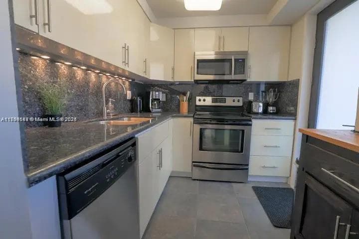 301 Golden Isles Dr # 109, Hallandale Beach FL 33009