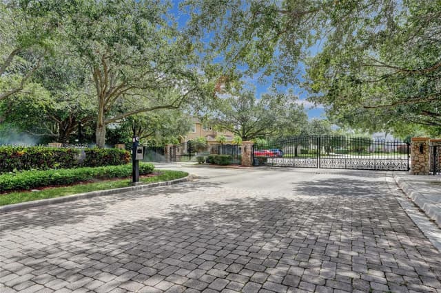 11056 Blackhawk Blvd, Davie FL 33328 - Davie, FL - Photo 3