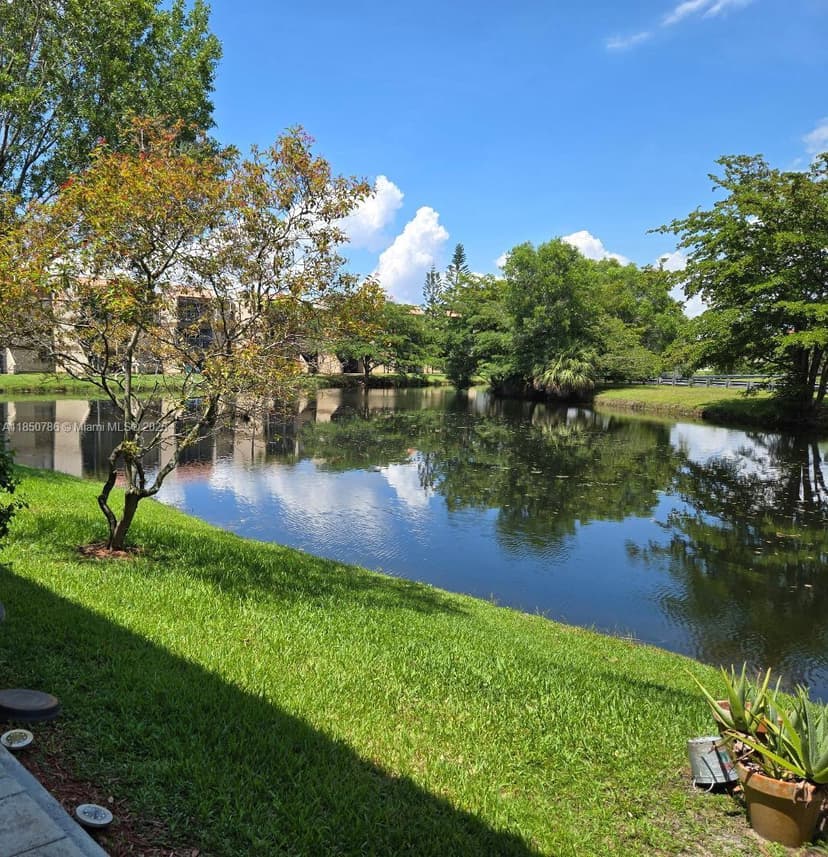 302 Lakeview Dr # 102, Weston FL 33326