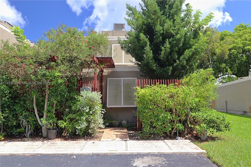 11060 N Lakeview Dr, Pembroke Pines FL 33026