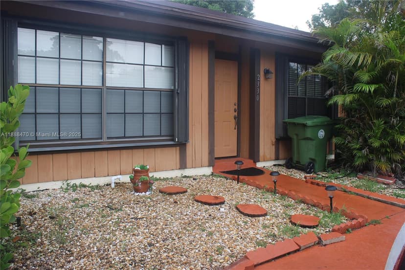 2330 Plum Ct, Pembroke Pines FL 33026