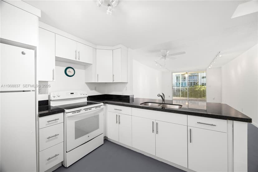 619 NE 14th Ave # 304, Hallandale Beach FL 33009