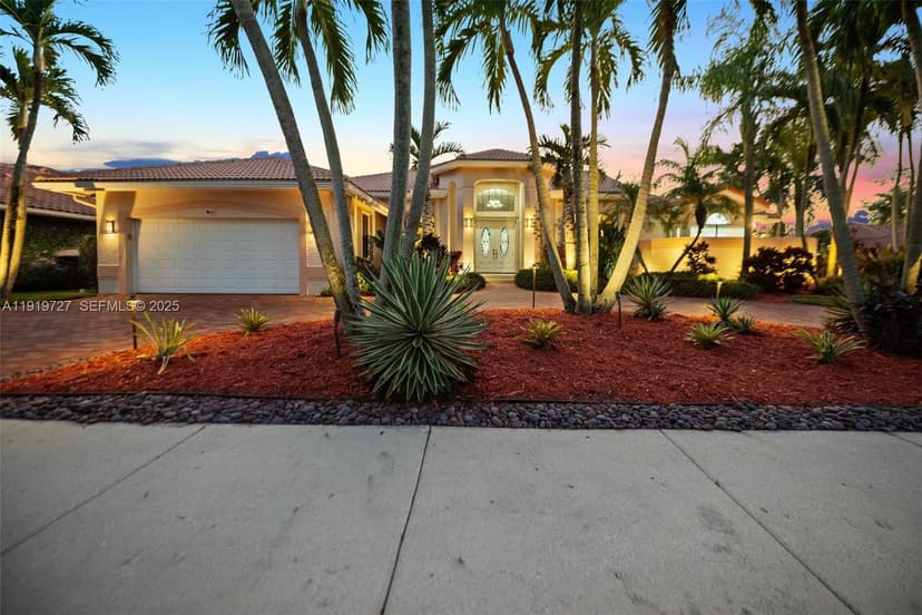 392 Coconut Cir, Weston FL 33326