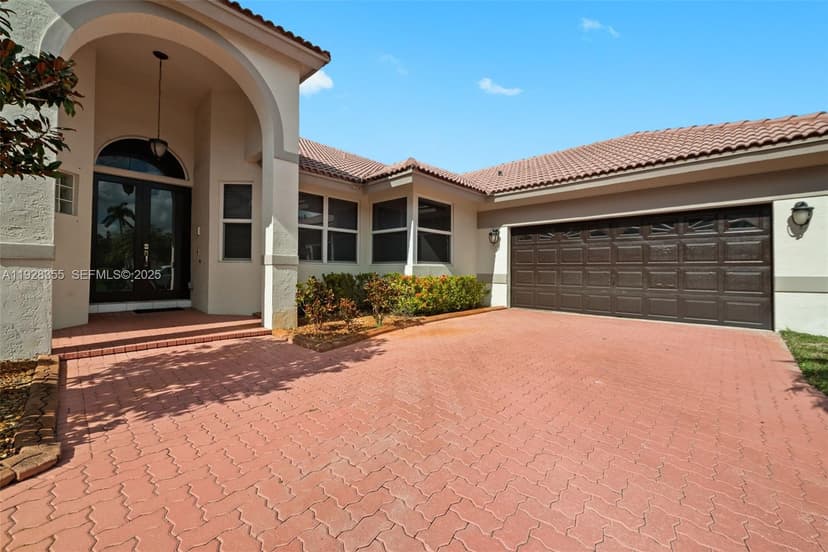 600 E Cypress Pointe Dr E, Pembroke Pines FL 33027