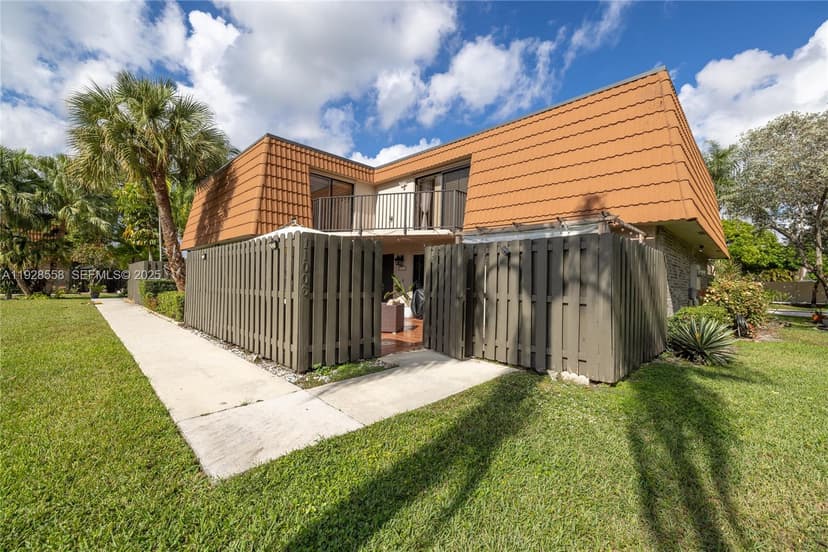 11006 N Harmony Lake Cir, Davie FL 33324