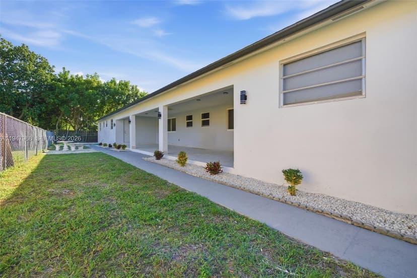 2440 Hayes St, Hollywood FL 33020