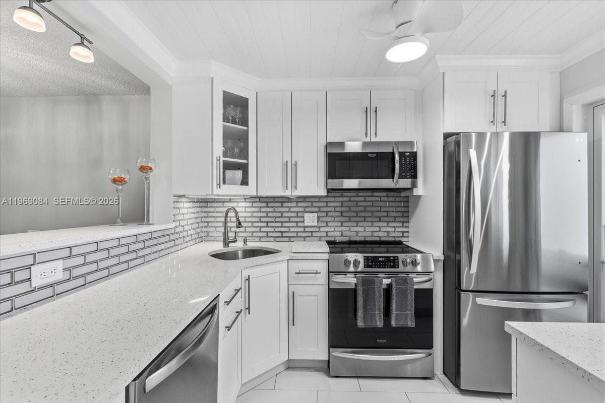 3201 NE 8th St # 405, Pompano Beach FL 33062 - Pompano Beach, FL - Photo 1