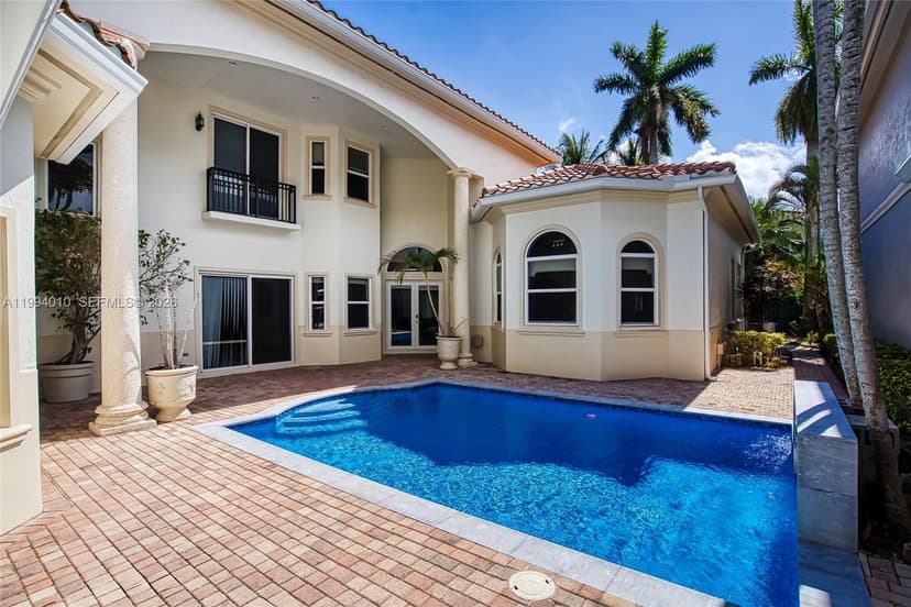 920 Captiva Dr, Hollywood FL 33019