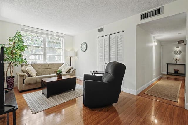 9340 Lagoon Pl # 110, Davie FL 33324 - Davie, FL - Photo 6