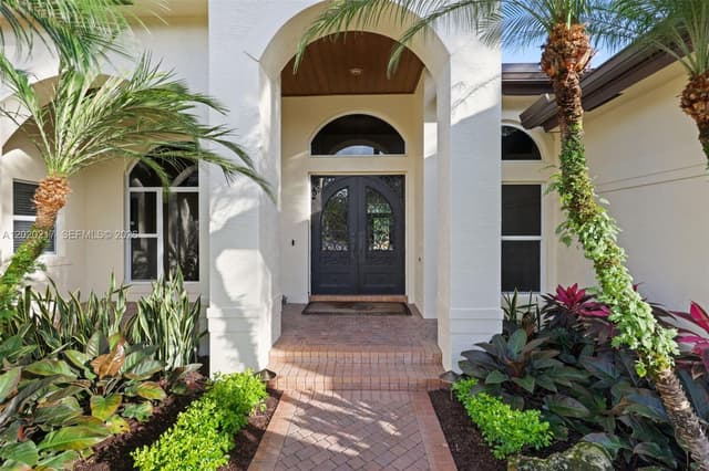 10018 Laurel Rd, Davie FL 33328 - Davie, FL - Photo 2