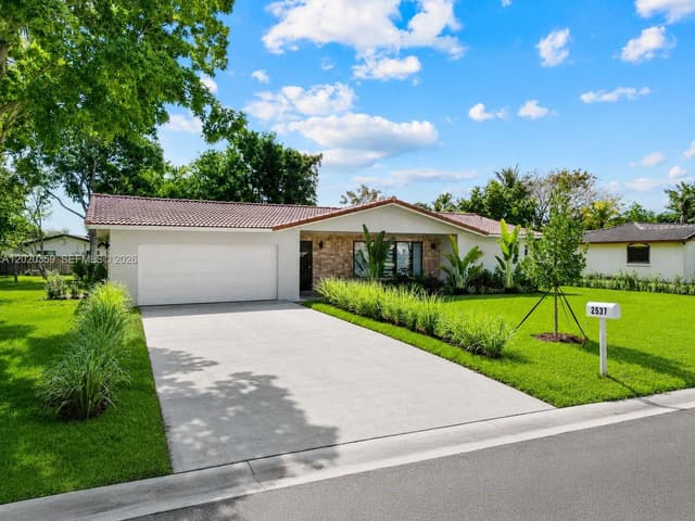 2537 NW 116th Ter, Coral Springs FL 33065 - Coral Springs, FL - Photo 2