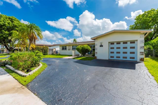 1620 NW 122nd Ave, Pembroke Pines FL 33026 - Pembroke Pines, FL - Photo 2