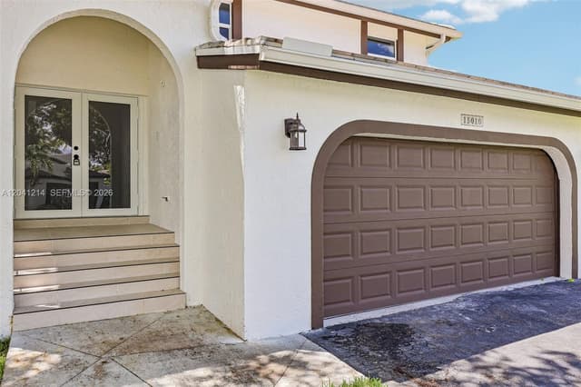 15010 E Falcons Lea Dr, Davie FL 33331 - Davie, FL - Photo 2