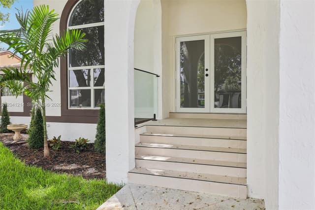 15010 E Falcons Lea Dr, Davie FL 33331 - Davie, FL - Photo 3