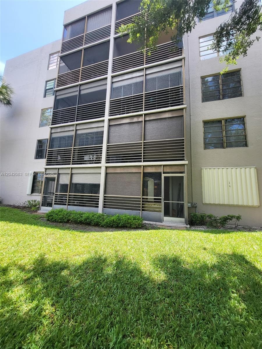 900 Colony Point Cir # 107, Pembroke Pines FL 33026 - Pembroke Pines, FL - Photo 1