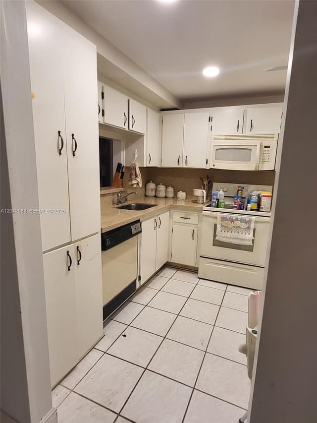 900 Colony Point Cir # 107, Pembroke Pines FL 33026 - Pembroke Pines, FL - Photo 4