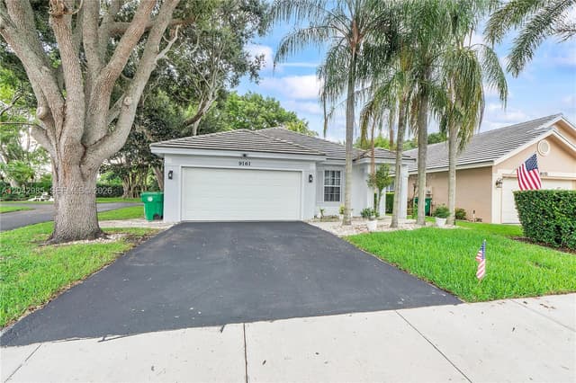 9161 Lake Park Cir N, Davie FL 33328 - Davie, FL - Photo 2