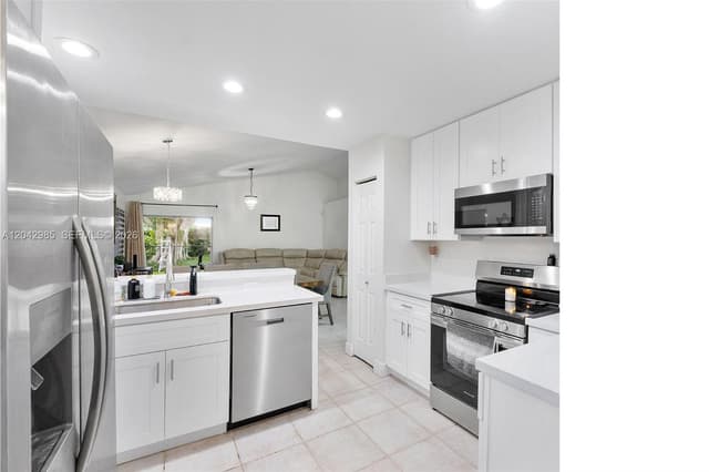 9161 Lake Park Cir N, Davie FL 33328 - Davie, FL - Photo 6