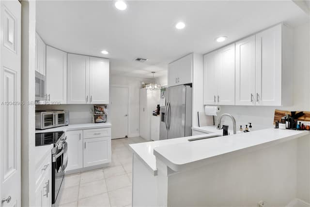 9161 Lake Park Cir N, Davie FL 33328 - Davie, FL - Photo 7