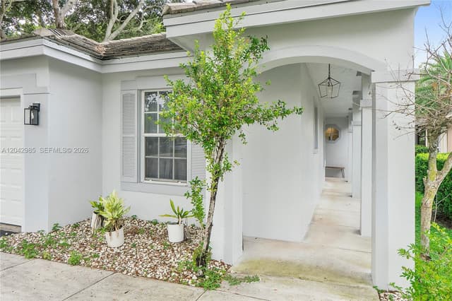 9161 Lake Park Cir N, Davie FL 33328 - Davie, FL - Photo 4