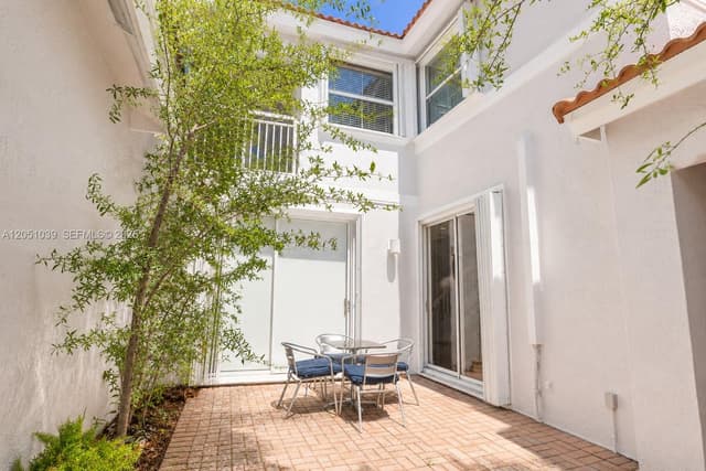 1115 Weeping Willow Way, Hollywood FL 33019 - Hollywood, FL - Photo 3