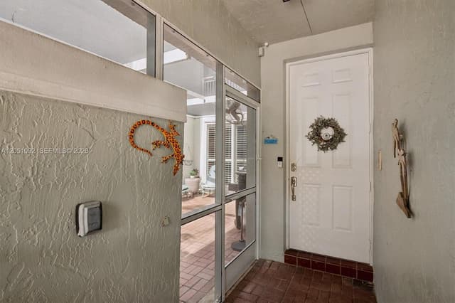 1140 Weeping Willow Way, Hollywood FL 33019 - Hollywood, FL - Photo 2