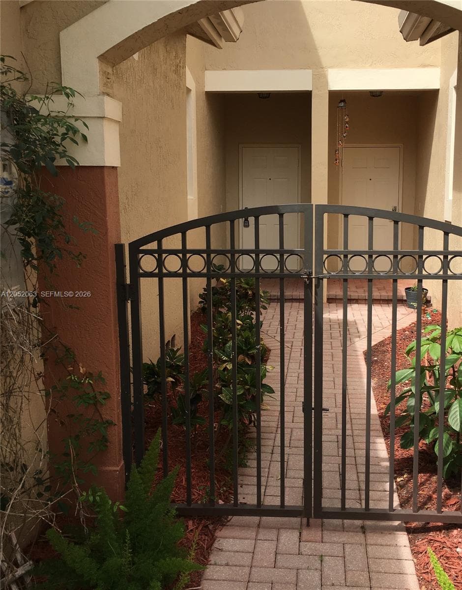 4258 Vineyard Cir, Weston FL 33332 - Weston, FL - Photo 1