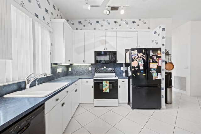 10156 Lombardy Drive, Tamarac FL 33321 - Tamarac, FL - Photo 7