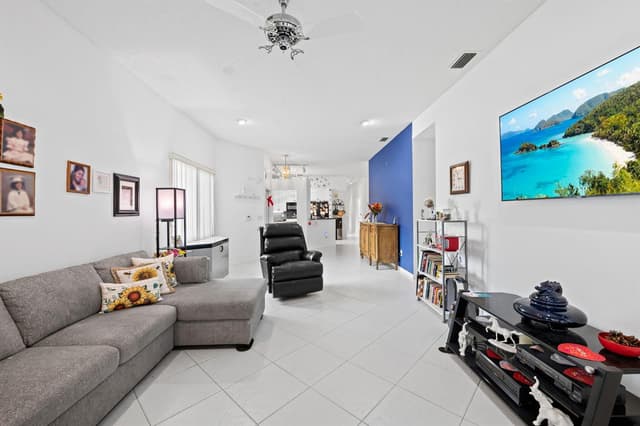 10156 Lombardy Drive, Tamarac FL 33321 - Tamarac, FL - Photo 5