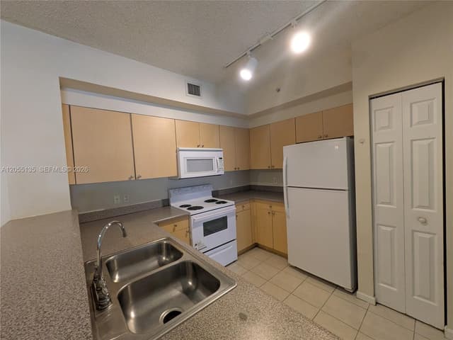 8060 N Nob Hill Rd # 101, Tamarac FL 33321 - Tamarac, FL - Photo 4