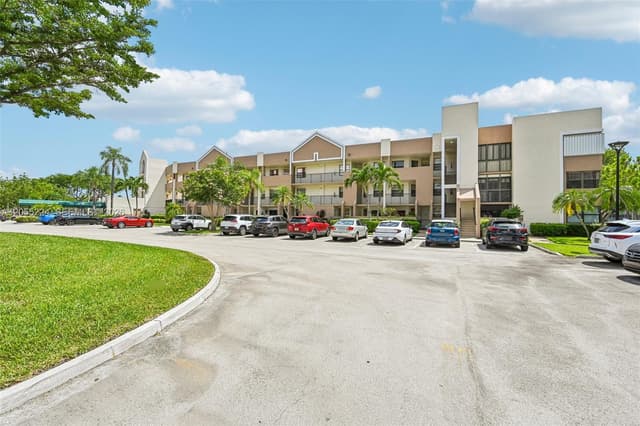 7468 Fairfax Dr # 302, Tamarac FL 33321 - Tamarac, FL - Photo 4