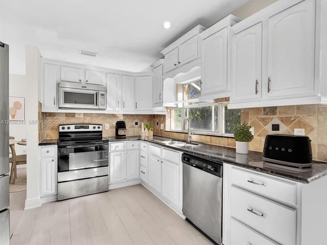 11407 Lakeview Dr, Coral Springs FL 33071 - Coral Springs, FL - Photo 6