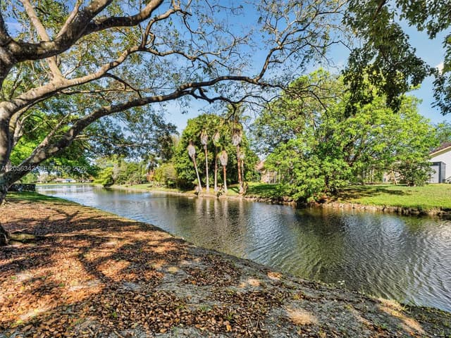 11407 Lakeview Dr, Coral Springs FL 33071 - Coral Springs, FL - Photo 7