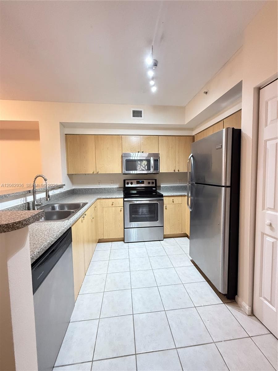 7940 N Nob Hill Rd # 204, Tamarac FL 33321 - Tamarac, FL - Photo 1