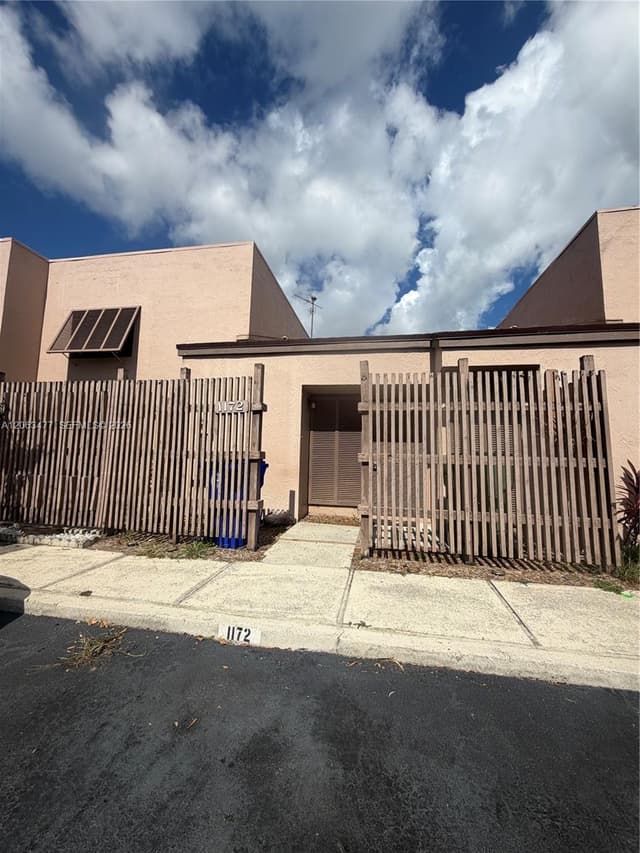 1172 NW 122nd Ter, Pembroke Pines FL 33026 - Pembroke Pines, FL - Photo 2