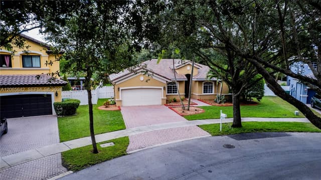 2823 Poinciana Cir, Cooper City FL 33026 - Cooper City, FL - Photo 2