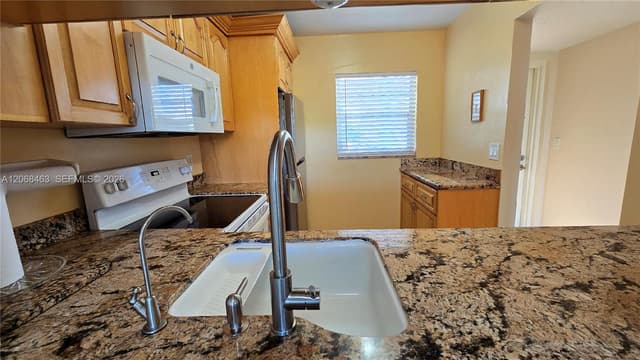 9230 Lagoon Pl # 310, Davie FL 33324 - Davie, FL - Photo 5