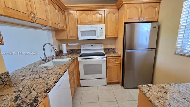 9230 Lagoon Pl # 310, Davie FL 33324 - Davie, FL - Photo 4
