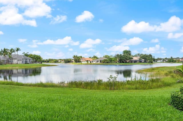 2733 Meadowood Dr, Weston FL 33332 - Weston, FL - Photo 2