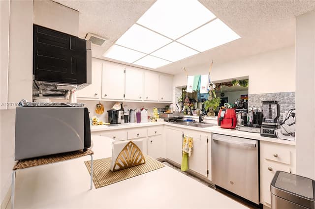 1911 Sabal Palm Dr # 101, Davie FL 33324 - Davie, FL - Photo 2