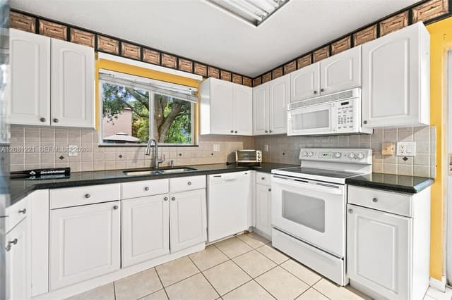 1533 W Harmony Lake Cir, Davie FL 33324 - Davie, FL - Photo 7