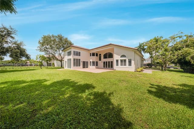 11406 Canyon Maple Blvd, Davie FL 33330 - Davie, FL - Photo 3