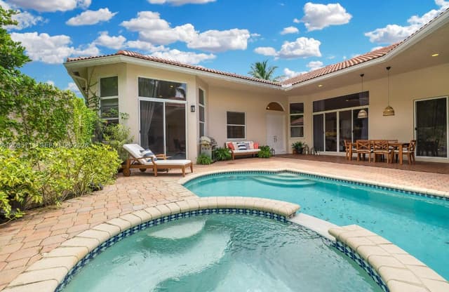 1604 Victoria Pointe Ln, Weston FL 33327 - Weston, FL - Photo 2