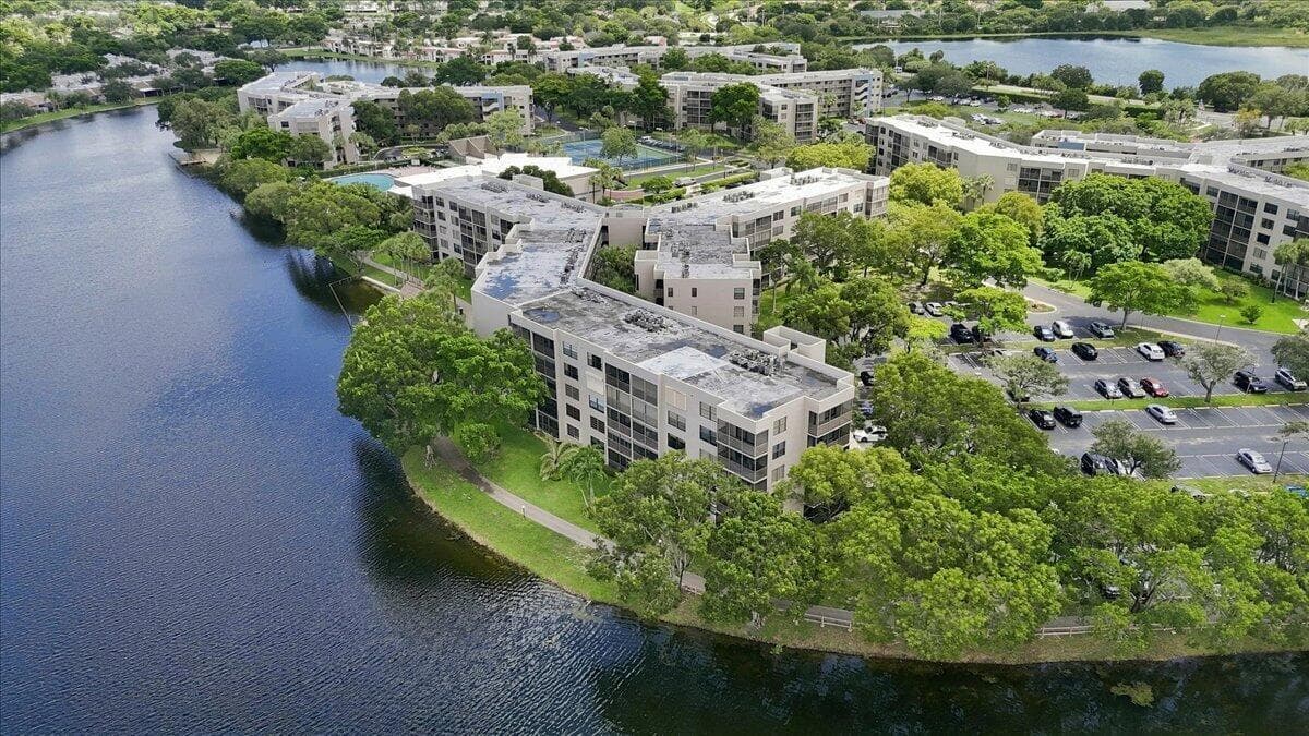 1100 COLONY POINT Circle # 121, Pembroke Pines FL 33026