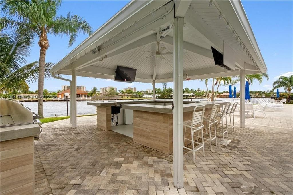 6207 BAY CLUB Drive # 1, Fort Lauderdale FL 33308