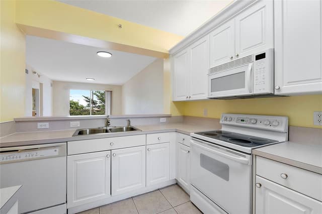 7765 YARDLEY Drive # 403, Tamarac FL 33321 - Tamarac, FL - Photo 4