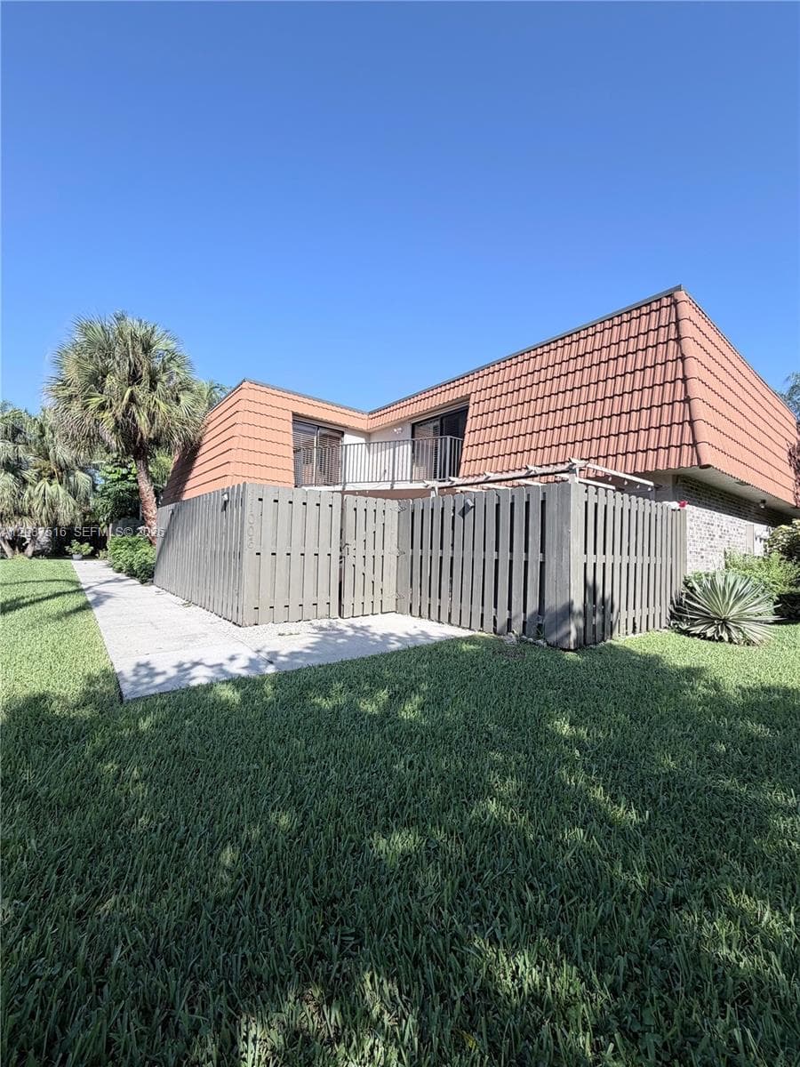 11006 N Harmony Lake Cir, Davie FL 33324