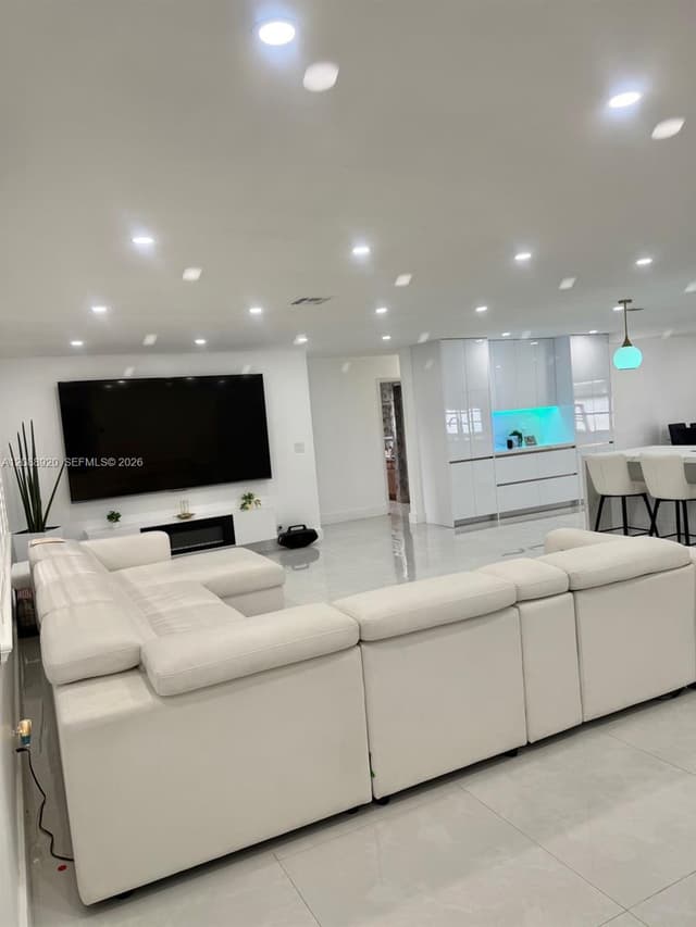1401 NW 122nd Ave, Pembroke Pines FL 33026 - Pembroke Pines, FL - Photo 3