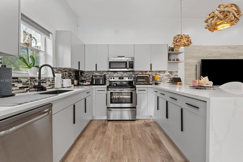 18266 NW 6th St, Pembroke Pines FL 33029